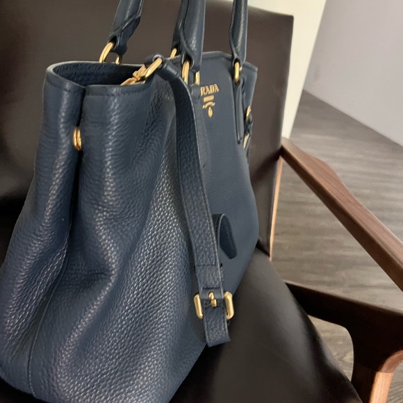 This bag is in mint condition. Purchased in 2015 and barely used. No scratches. - Picture 5 of 10